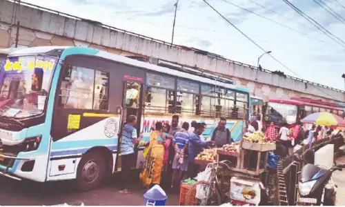 Bhubaneswar के बारामुंडा स्क्वायर पर ट्रैफिक जाम, अतिक्रमण और अवैध पार्किंग पर कोई रोक नहीं Bhubaneswar के बारामुंडा स्क्वायर पर ट्रैफिक जाम, अतिक्रमण और अवैध पार्किंग पर कोई रोक नहीं
