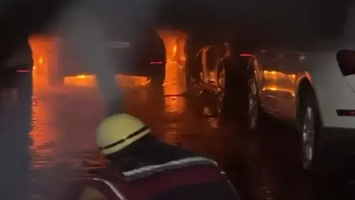 Gurugram: कार में आग का अलर्ट, ड्राइवर की तेज़ कार्रवाई से बची जान Gurugram: कार में आग का अलर्ट, ड्राइवर की तेज़ कार्रवाई से बची जान