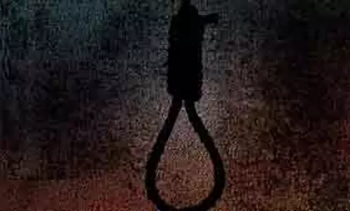 Bhopal : बेटा घर छोड़कर चला गया, परेशान माँ ने फांसी लगा ली