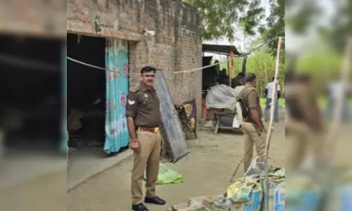 पुलिसकर्मियों को बनाया निशाना, हमले के बाद हड़कंप, रिवॉल्वर भी छीनी पुलिसकर्मियों को बनाया निशाना, हमले के बाद हड़कंप, रिवॉल्वर भी छीनी