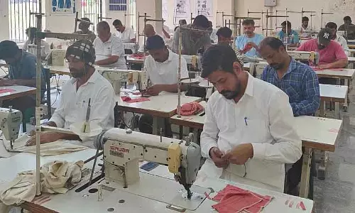 सिलाई में ट्रेंड, शिवमोग्गा सेंट्रल जेल के कैदियों को उम्मीद है कि वे एक अच्छा भविष्य बना पाएंगे सिलाई में ट्रेंड, शिवमोग्गा सेंट्रल जेल के कैदियों को उम्मीद है कि वे एक अच्छा भविष्य बना पाएंगे