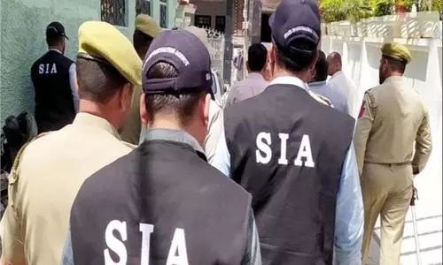 Jammu Kashmir : अंग्रेजी अखबार के कार्यालय में Raid ,SIA ने हथियार किए बरामद Jammu Kashmir : अंग्रेजी अखबार के कार्यालय में Raid ,SIA ने हथियार किए बरामद