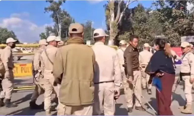 Manipur में विरोध प्रदर्शन हिंसक हुआ: मारपीट, बाधा डालने, सुरक्षा भंग करने का केस दर्ज Manipur में विरोध प्रदर्शन हिंसक हुआ: मारपीट, बाधा डालने, सुरक्षा भंग करने का केस दर्ज