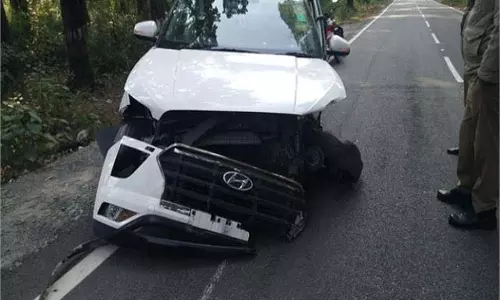 Dehradun:कार अनियंत्रित होकर क्रैश बैरियर से टकराई,दो युवक घायल Dehradun:कार अनियंत्रित होकर क्रैश बैरियर से टकराई,दो युवक घायल