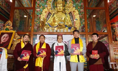 Dalai Lama के खुशी के रास्ते पर किताब शिमला में रिलीज़ हुई Dalai Lama के खुशी के रास्ते पर किताब शिमला में रिलीज़ हुई