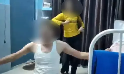 सरकारी अस्पताल के डॉक्टर का युवती संग डांस करते हुए वीडियो सामने आया, तत्काल जांच के आदेश सरकारी अस्पताल के डॉक्टर का युवती संग डांस करते हुए वीडियो सामने आया, तत्काल जांच के आदेश