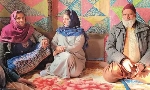 महबूबा ने CM उमर से कश्मीरियों की सुरक्षा का मुद्दा PM मोदी के सामने उठाने को कहा महबूबा ने CM उमर से कश्मीरियों की सुरक्षा का मुद्दा PM मोदी के सामने उठाने को कहा