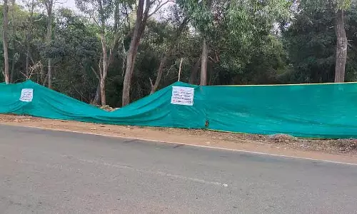 Vijayapura : सड़क के दोनों तरफ़ कचरे के ढेर हटाए गए Vijayapura : सड़क के दोनों तरफ़ कचरे के ढेर हटाए गए