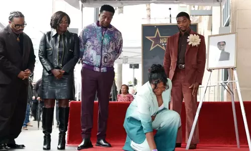 Chadwick Boseman की पत्नी सिमोन लेडवर्ड रो पड़ीं Chadwick Boseman की पत्नी सिमोन लेडवर्ड रो पड़ीं