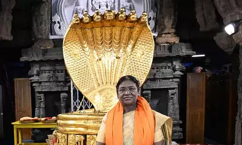 President द्रौपदी मुर्मू ने तिरुपति का दौरा किया और भगवान वेंकटेश्वर की पूजा की President द्रौपदी मुर्मू ने तिरुपति का दौरा किया और भगवान वेंकटेश्वर की पूजा की