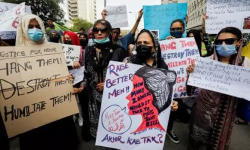 Pakistan में महिलाओं के खिलाफ बढ़ती हिंसा संस्थागत पतन को उजागर करती है Pakistan में महिलाओं के खिलाफ बढ़ती हिंसा संस्थागत पतन को उजागर करती है