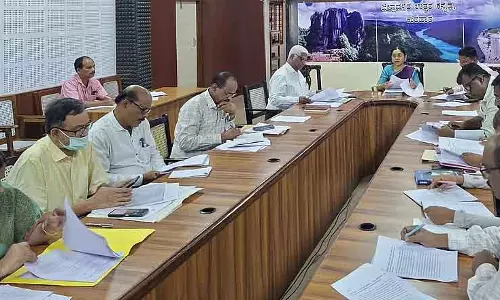 आवारा कुत्तों का आतंक रोकने पर चर्चा: खाने की बर्बादी फेंकी तो अनुशासनात्मक कार्रवाई होगी