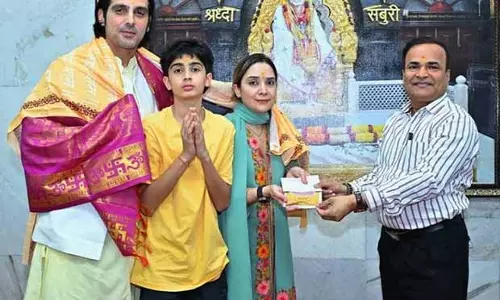 Zayed Khan 20वीं सालगिरह पर परिवार के साथ शिरडी साईं बाबा मंदिर गए Zayed Khan 20वीं सालगिरह पर परिवार के साथ शिरडी साईं बाबा मंदिर गए