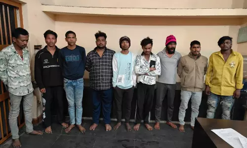 रायपुर शहर में पुलिस की 60 टीम ने की छापेमारी, 134 अपराधी गिरफ्तार रायपुर शहर में पुलिस की 60 टीम ने की छापेमारी, 134 अपराधी गिरफ्तार
