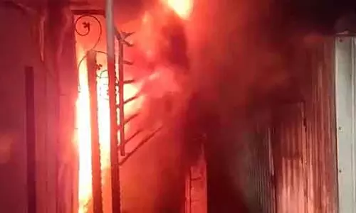 Godhra : घर में आग लगने से एक ही परिवार के चार लोगों की मौत Godhra : घर में आग लगने से एक ही परिवार के चार लोगों की मौत