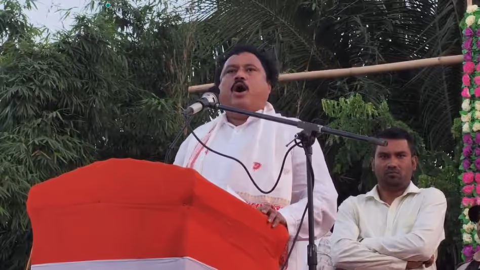 चायगांव के MLA ने PM मोदी पर निशाना साधते हुए उन्हें ‘चायवाला भाई साहब’ कहा चायगांव के MLA ने PM मोदी पर निशाना साधते हुए उन्हें ‘चायवाला भाई साहब’ कहा