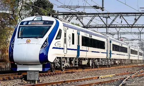 MP : इंदौर-नागपुर वंदे भारत में यात्रियों की भीड़ के बीच कोचों की संख्या दोगुनी होकर 16 हुई MP : इंदौर-नागपुर वंदे भारत में यात्रियों की भीड़ के बीच कोचों की संख्या दोगुनी होकर 16 हुई