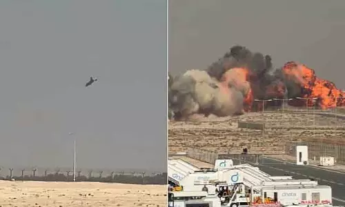 Dubai प्रदर्शनी में तेजस विमान दुर्घटनाग्रस्त होकर जल गया Dubai प्रदर्शनी में तेजस विमान दुर्घटनाग्रस्त होकर जल गया