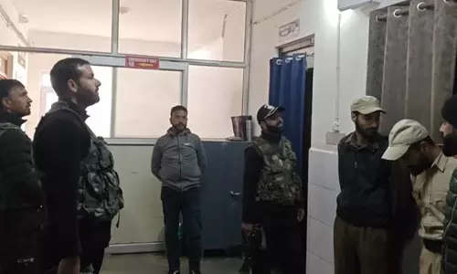 Srinagar: सुरक्षा बढ़ाने हेतु हंदवाड़ा में संयुक्त चेकिंग अभियान Srinagar: सुरक्षा बढ़ाने हेतु हंदवाड़ा में संयुक्त चेकिंग अभियान