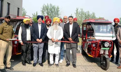 Punjab के मंत्री ने वेट यूनिवर्सिटी में पेट्रोलिंग के लिए 2 ई-वाहनों को हरी झंडी दिखाई Punjab के मंत्री ने वेट यूनिवर्सिटी में पेट्रोलिंग के लिए 2 ई-वाहनों को हरी झंडी दिखाई
