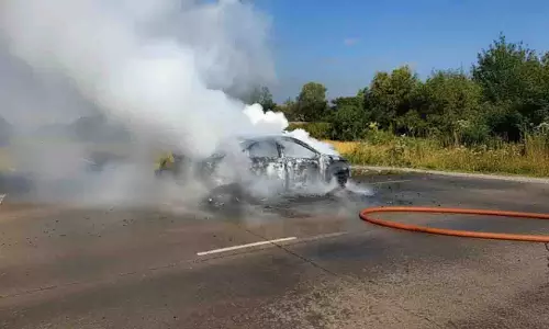 खोरधा में NH-16 पर EV कार में आग लग गई खोरधा में NH-16 पर EV कार में आग लग गई