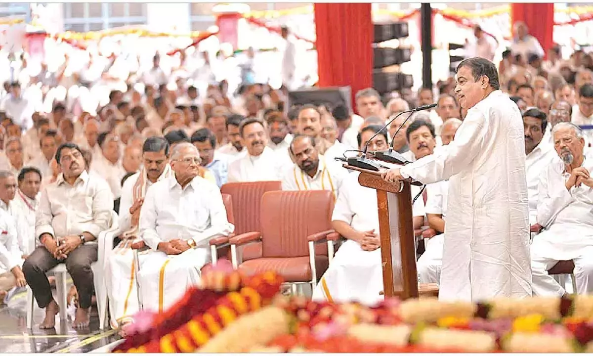 साईं की शिक्षाएं सादगी और सेवा की प्रेरणा देती हैं: गडकरी साईं की शिक्षाएं सादगी और सेवा की प्रेरणा देती हैं: गडकरी