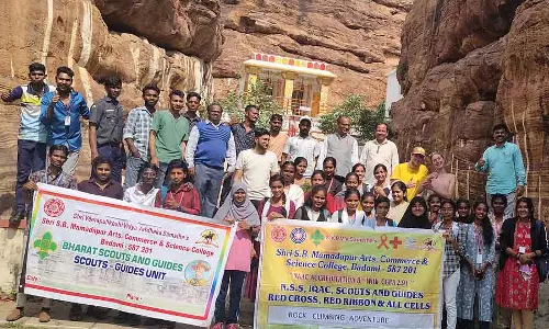 Bagalkot : ऊंची पहाड़ी पर चढ़ने के बाद स्टूडेंट्स ने जश्न मनाया