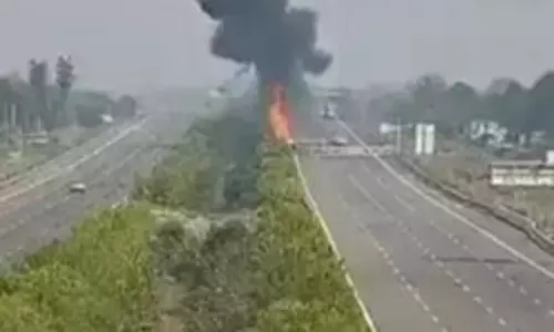Dausa: एलईडी पोल से टक्कर के बाद कंटेनर में आग, ड्राइवर नहीं बचा Dausa: एलईडी पोल से टक्कर के बाद कंटेनर में आग, ड्राइवर नहीं बचा
