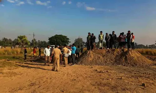 Konark के पास खेत में एक अनजान युवक का आधा जला हुआ शव मिला