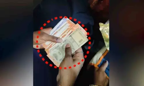 Puri में महिला ने दुकानदार को बेवकूफ बनाकर ‘नकली नोट’ से आइसक्रीम खरीदी Puri में महिला ने दुकानदार को बेवकूफ बनाकर ‘नकली नोट’ से आइसक्रीम खरीदी