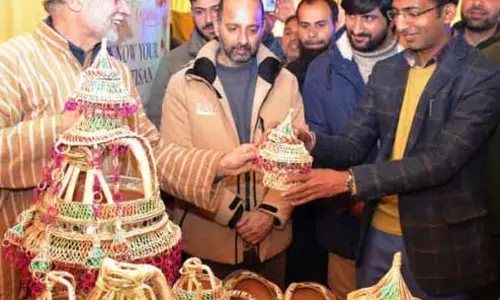 Div Com Kashmir ने 3 दिवसीय ‘अपने कारीगर को जानें’ क्राफ्ट कार्निवल का उद्घाटन किया Div Com Kashmir ने 3 दिवसीय ‘अपने कारीगर को जानें’ क्राफ्ट कार्निवल का उद्घाटन किया