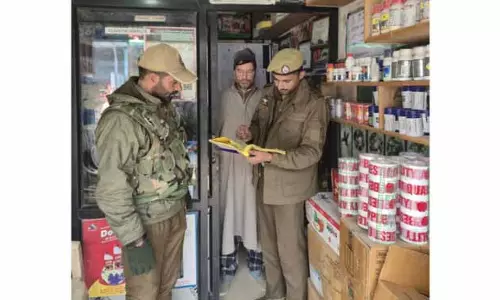 Police ने अनंतनाग में केमिकल, फर्टिलाइजर, हार्डवेयर की दुकानों का निरीक्षण किया Police ने अनंतनाग में केमिकल, फर्टिलाइजर, हार्डवेयर की दुकानों का निरीक्षण किया
