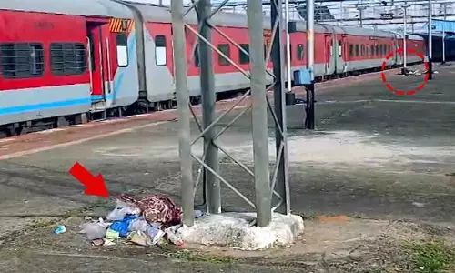 Bhubaneswar न्यू रेलवे स्टेशन के प्लेटफॉर्म पर कूड़ा फेंकने से गुस्सा Bhubaneswar न्यू रेलवे स्टेशन के प्लेटफॉर्म पर कूड़ा फेंकने से गुस्सा