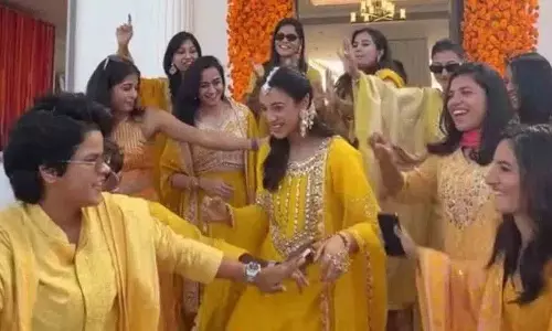 Mandhana की हल्दी सेरेमनी में वर्ल्ड कप स्टार्स ने डांस किया Mandhana की हल्दी सेरेमनी में वर्ल्ड कप स्टार्स ने डांस किया