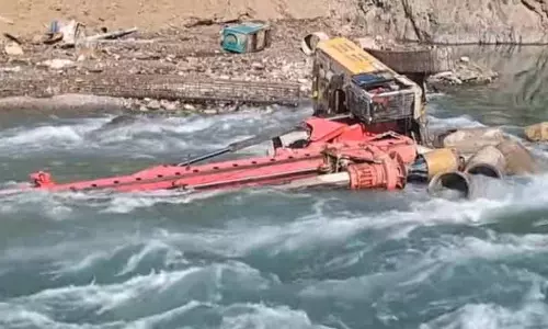 Pandoh Dam से पानी छोड़े जाने के बाद ब्यास नदी में आए उफान में मशीन ऑपरेटर बह गया Pandoh Dam से पानी छोड़े जाने के बाद ब्यास नदी में आए उफान में मशीन ऑपरेटर बह गया