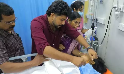Kerala के अस्पताल में शादी हुई: दूल्हे ने इमरजेंसी रूम में दुल्हन से शादी की Kerala के अस्पताल में शादी हुई: दूल्हे ने इमरजेंसी रूम में दुल्हन से शादी की