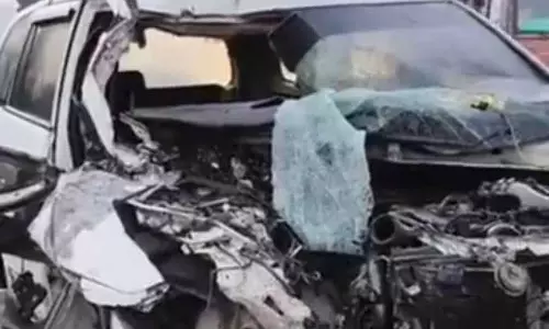 MPV के खड़े ट्रक से टकराने से चार लोग घायल MPV के खड़े ट्रक से टकराने से चार लोग घायल