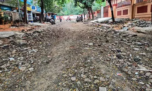 Kalyan Nagar और वेंगलराव नगर में अधूरी सीसी सड़कों से परेशानी