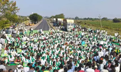 Adilabad में कपास, सोया की खरीद पर रोक के खिलाफ किसानों ने किया प्रदर्शन Adilabad में कपास, सोया की खरीद पर रोक के खिलाफ किसानों ने किया प्रदर्शन