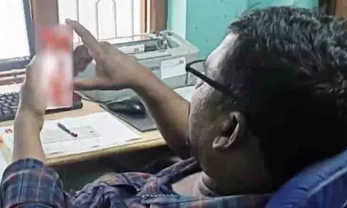 Andhra पोस्ट ऑफिस के कर्मचारी ने काकीनाडा में ड्यूटी पर पोर्न देखा