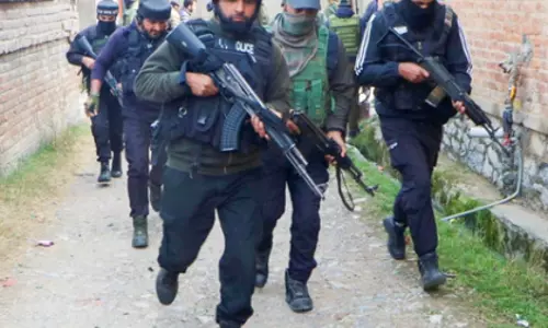 सुरक्षा बलों ने J&K के कुपवाड़ा में LoC के पास आतंकी ठिकाने का भंडाफोड़ किया सुरक्षा बलों ने J&K के कुपवाड़ा में LoC के पास आतंकी ठिकाने का भंडाफोड़ किया