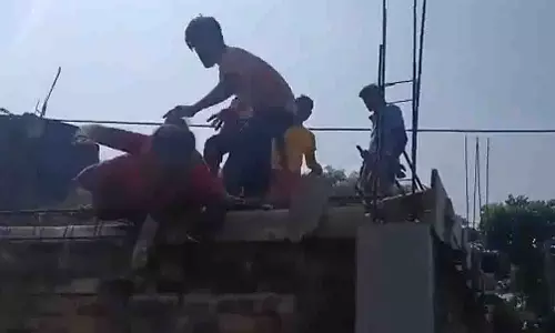 BJP का आरोप, TMC के गुंडों ने महिला पार्टी कार्यकर्ता को छत से धक्का दिया BJP का आरोप, TMC के गुंडों ने महिला पार्टी कार्यकर्ता को छत से धक्का दिया