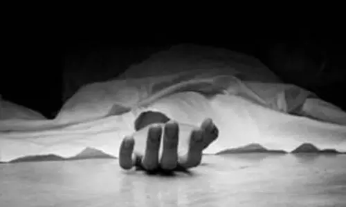 13 साल के Student ने स्कूल की छत से कूदकर जान दी; वजह की जांच चल रही 13 साल के Student ने स्कूल की छत से कूदकर जान दी; वजह की जांच चल रही