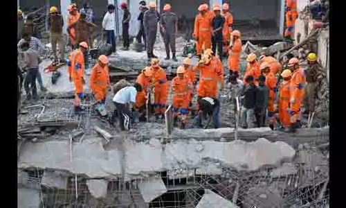 Greater Noida: छत गिरने से मरने वालों की संख्या चार हुई, बिल्डर गिरफ्तार