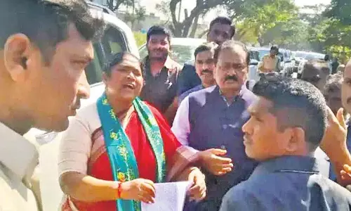 मंत्री सीताक्का ने bonus मांगने पर किसानों के खिलाफ गैर-कानूनी केस दर्ज किए