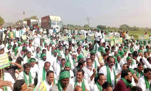 कपास और सोया खरीद की मांग को लेकर सर्वदलीय धरना.. भारी ट्रैफिक जाम कपास और सोया खरीद की मांग को लेकर सर्वदलीय धरना.. भारी ट्रैफिक जाम