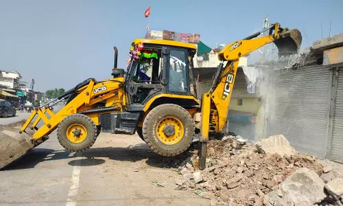 CG BREAKING: फरार सट्टा-खाईवाल योगेन्द्र शर्मा का अवैध मकान ध्वस्त CG BREAKING: फरार सट्टा-खाईवाल योगेन्द्र शर्मा का अवैध मकान ध्वस्त