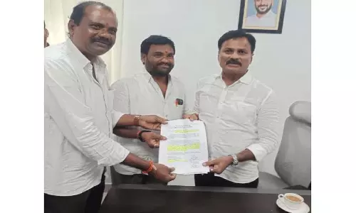 MLA अनिल कुमार रेड्डी से गरीबों के लिए घर के प्लॉट देने की रिक्वेस्ट