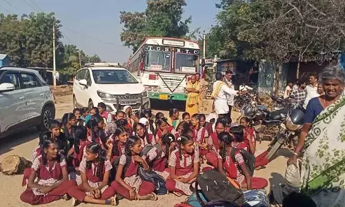 बसों की कमी को लेकर Interstate रोड पर छात्रों का विरोध प्रदर्शन बसों की कमी को लेकर Interstate रोड पर छात्रों का विरोध प्रदर्शन