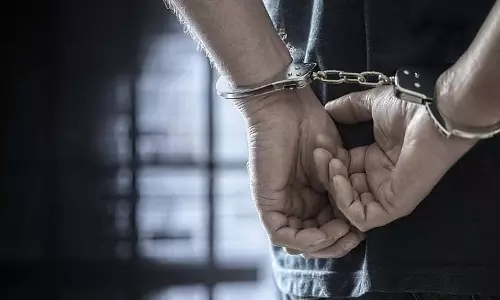 लग्जरी होटल में ठहरा था फर्जी IPS अधिकारी, पुलिस ने किया पर्दाफाश लग्जरी होटल में ठहरा था फर्जी IPS अधिकारी, पुलिस ने किया पर्दाफाश